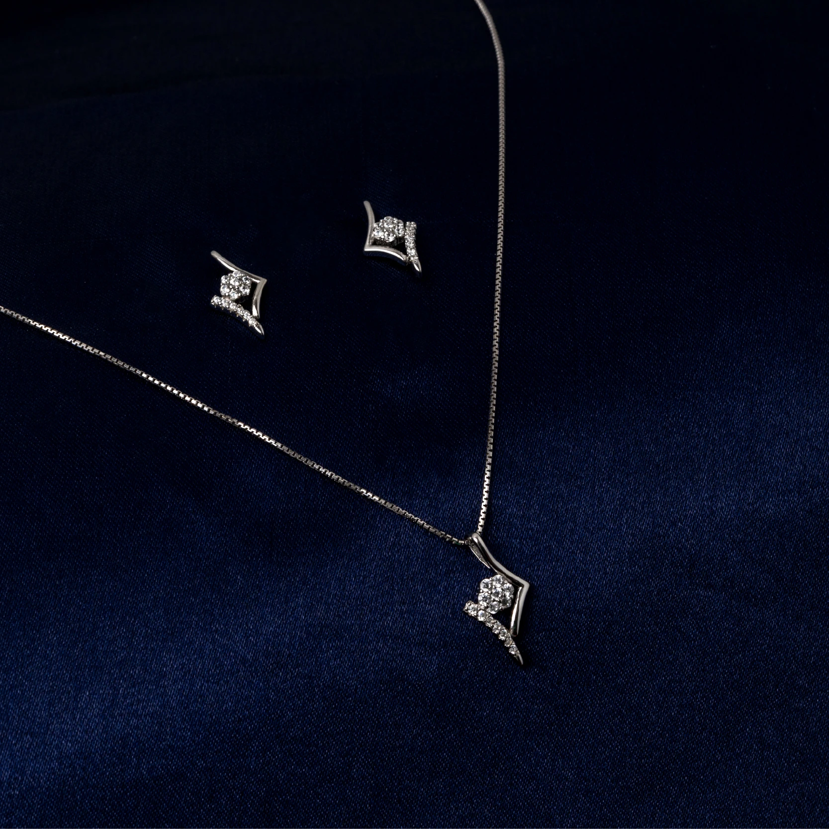 Elegant Wave Crystal Pendant Chain Set
